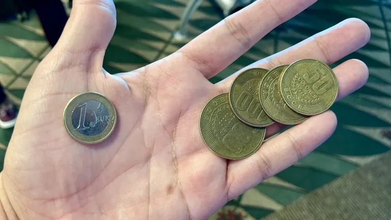 two coins, same value (2022)